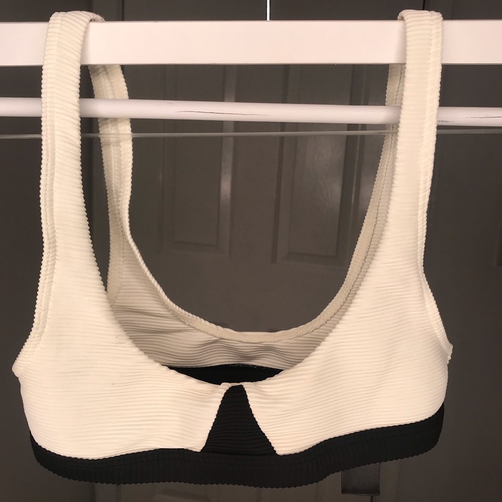 TOPSHOP WHITE AND BLACK RIBBED BIKINI TOP